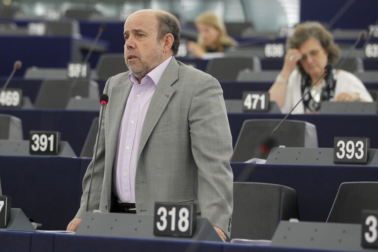 Снимка 17: Plenary Session Week 19           Meps in Strasbourg Hemicycle