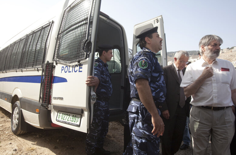 Foto 31: EP members visit a Palestinian police training base in the West Bank city of Nablus