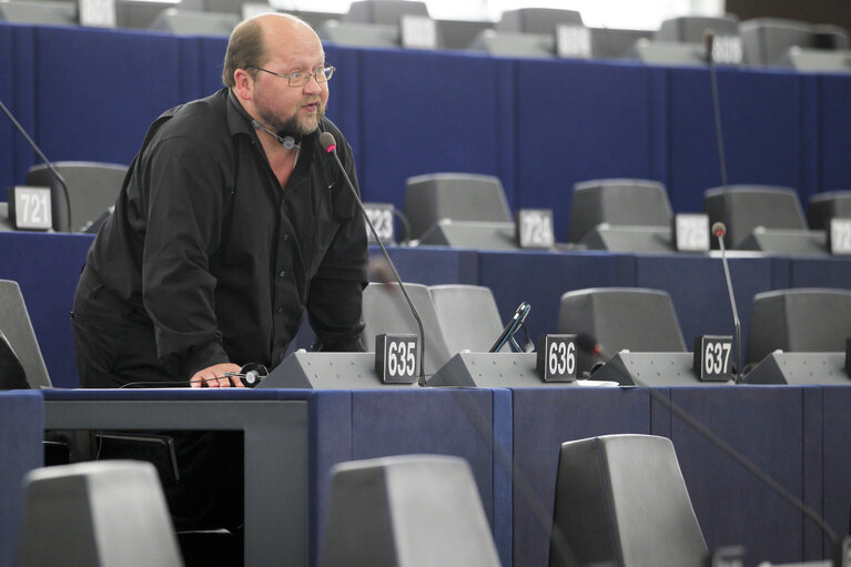 Снимка 1: Plenary Session Week 19           Meps in Strasbourg Hemicycle