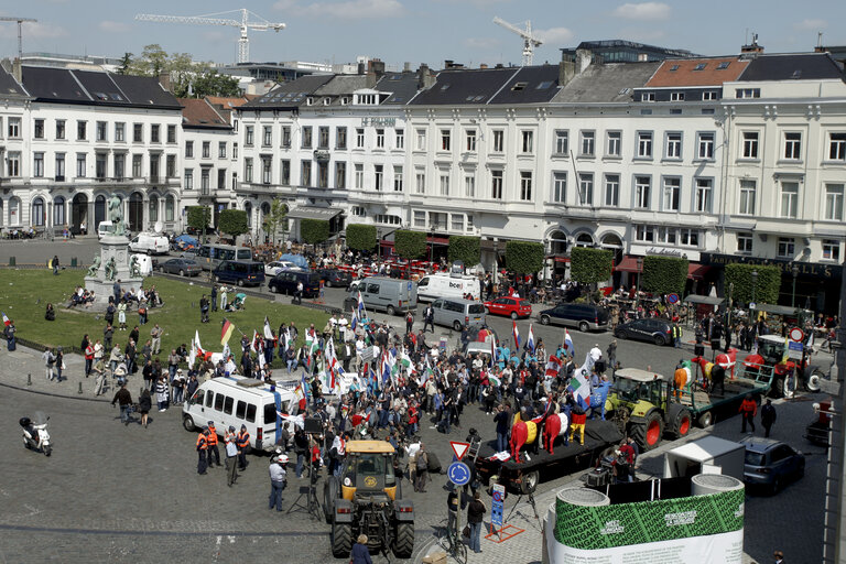 Fotografi 10: Milk producers of the European Milk Board protest in front of the European Parliament to draw attention to the pressing problems of the milk market.