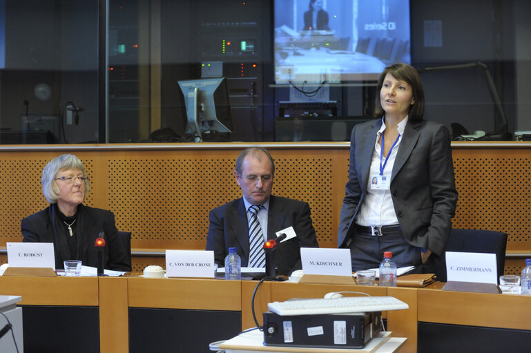 Foto 6: Round table debate with MEP Ulrike Rodust