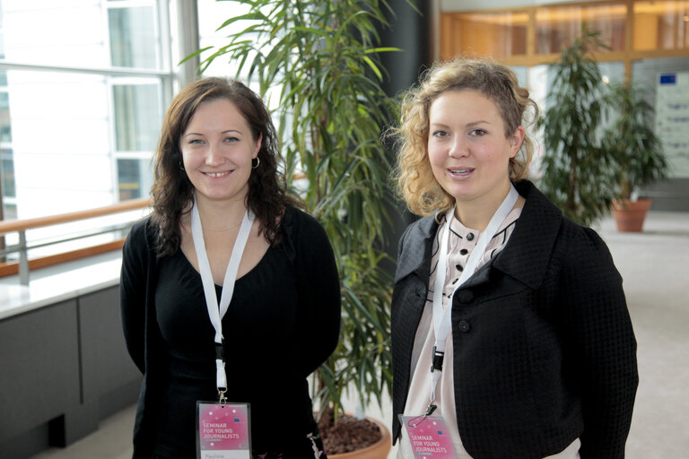 Foto 3: Finnish students pose after an interview during a Seminar for Young Journalists in Brussels