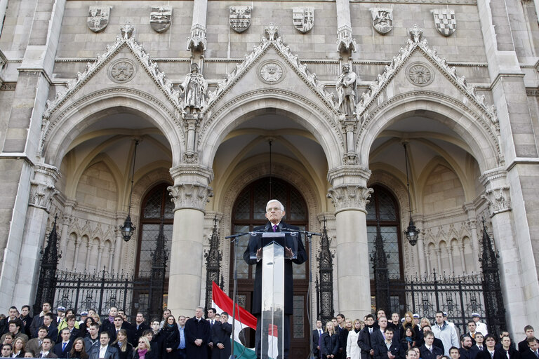 Foto 20: President of the European Parliament Jerzy Buzek delivers his speech in front the building of the Parliament in Budapest