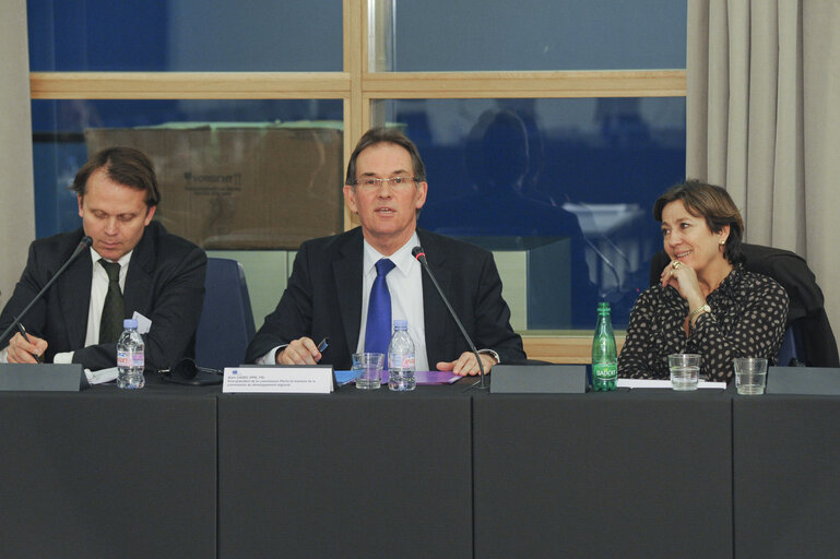 Zdjęcie 6: MEP Alain Cadec takes part in a meeting in Strasbourg