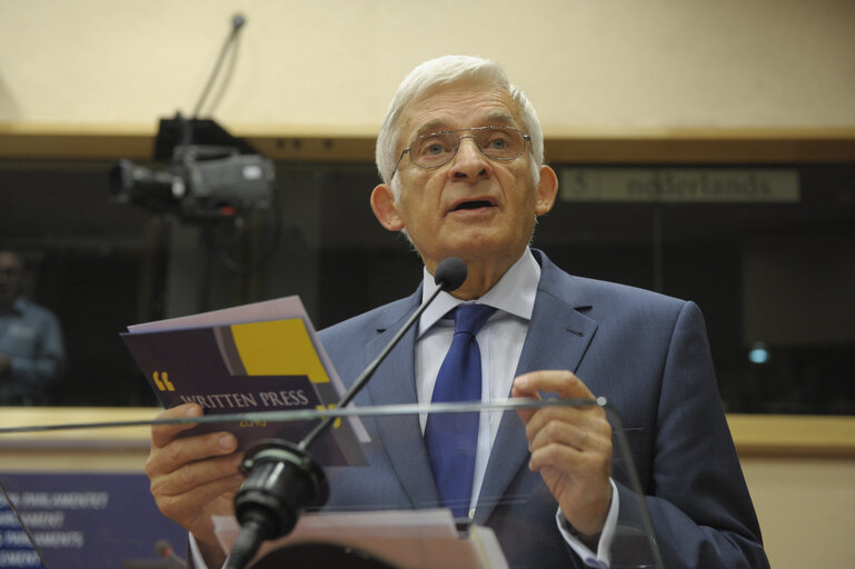 Zdjęcie 24: The European Parliament Journalism Prize 2010 is awarded to Polish, Hungarian and British journalists during a ceremony in Brussels