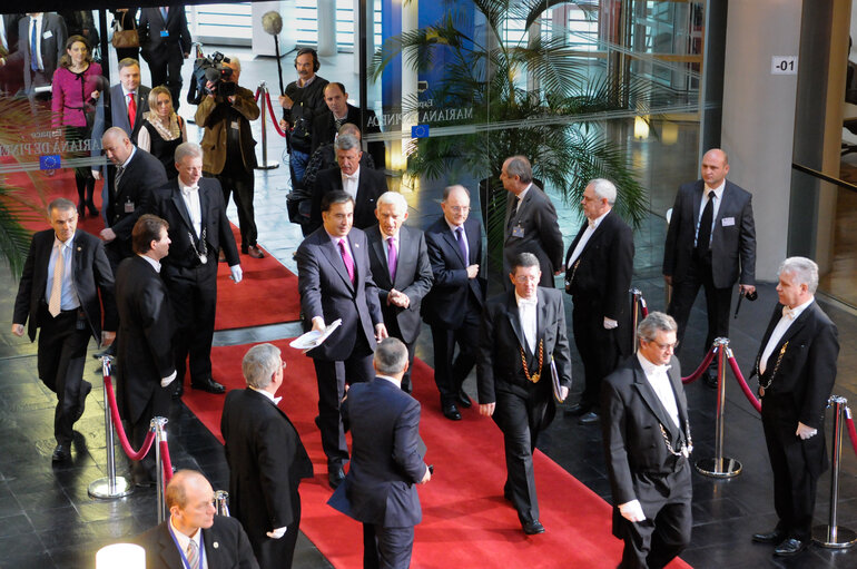 Fotogrāfija 29: Welcomes Mikheil SAAKASHVILI, President of Georgia - Protocol entrance by EP President, Jerzy BUZEK