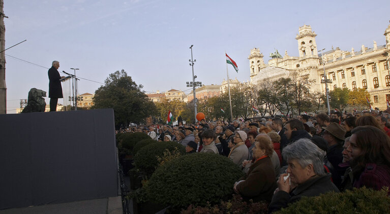 Foto 17: President of the European Parliament Jerzy Buzek delivers his speech in front the building of the Parliament in Budapest