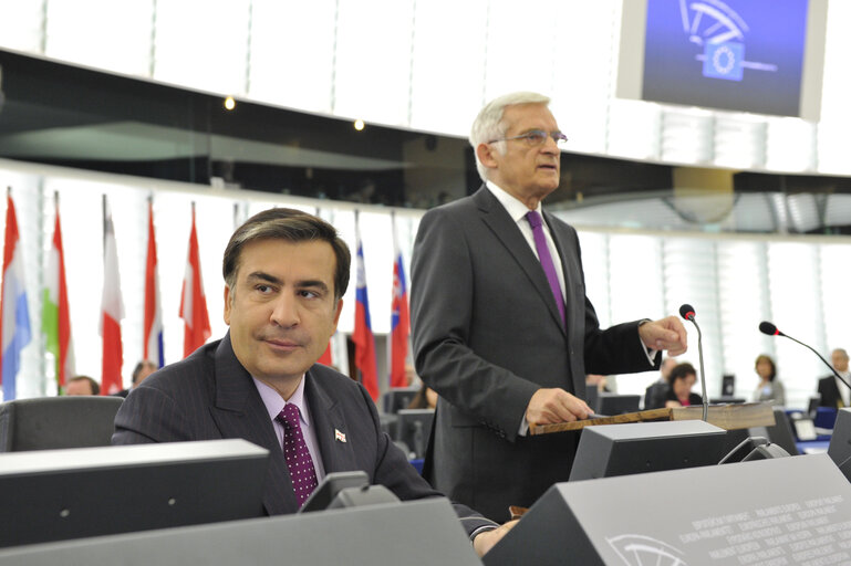 Fotogrāfija 18: Mikheil Saakashvili, President of Georgia, adresses a formal sitting of the European Parliament in Strasbourg