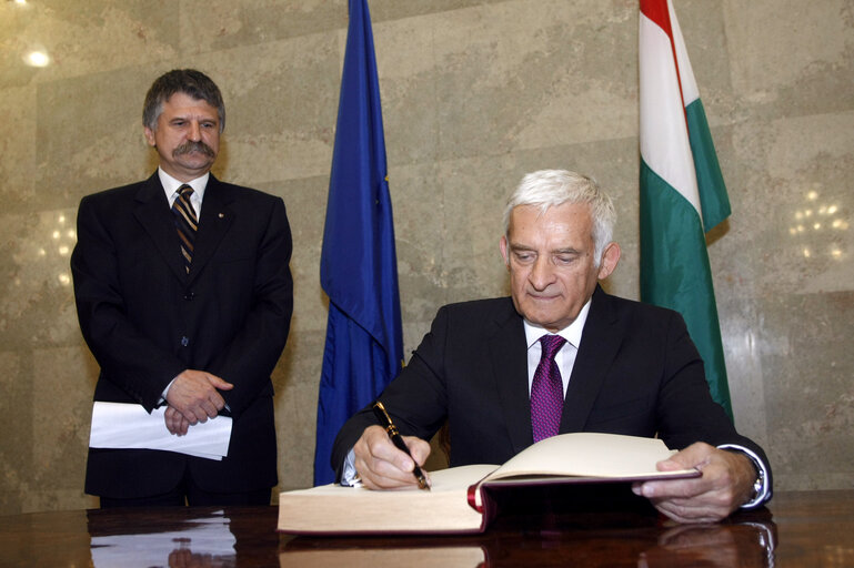 Foto 25: President of the European Parliament Jerzy Buzek writes a few sentences in a guest book with the Speaker of the Hungarian Assembly Laszlo Kover (L) in the building of the parliament in Budapest