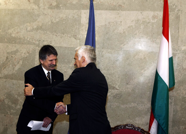 Foto 23: President of the European Parliament Jerzy Buzek shakes hands with the Speaker of the Hungarian Assembly Laszlo Kover (L) in the building of the parliament in Budapest