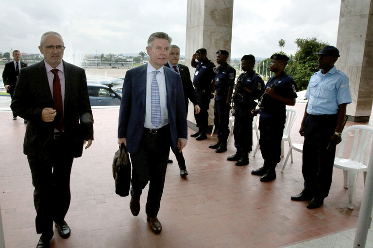 Φωτογραφία 15: Karel De Gutch, Member of the Comission with special responsibility for International Trade is arriving at the 20th ACP-EU Joint Parliamentary Assembly in Kinshasa on December 4, 2010 . AFP PHOTO / GWENN DUBOURTHOUMIEU