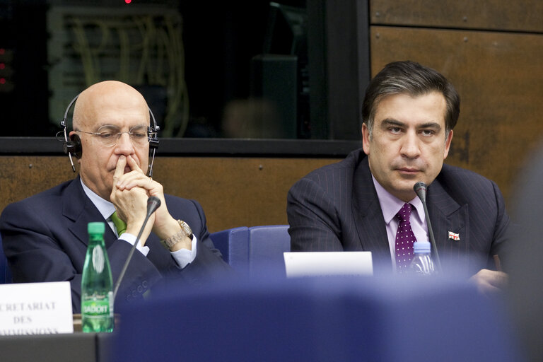 Valokuva 7: AFET Committee - Exchange of views with Mikheil Saakashvili, President of Georgia, during a meeting at the European Parliament in Strasbourg