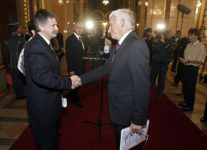 Foto 8: President of the European Parliament Jerzy Buzek (C) shakes hands with the Speaker of the Hungarian Assembly Laszlo Kover after a press conference in the building of the parliament in Budapest