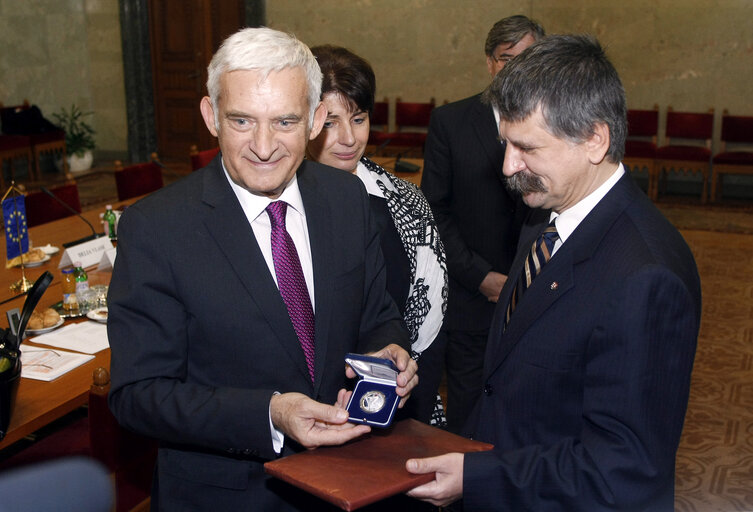 Foto 22: President of the European Parliament Jerzy Buzek receives a gift from the Speaker of the Hungarian Assembly Laszlo Kover (R) in the building of the parliament in Budapest