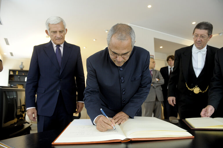 Fotogrāfija 4: President BUZEK meets President RAMOS HORTA of East Timor.