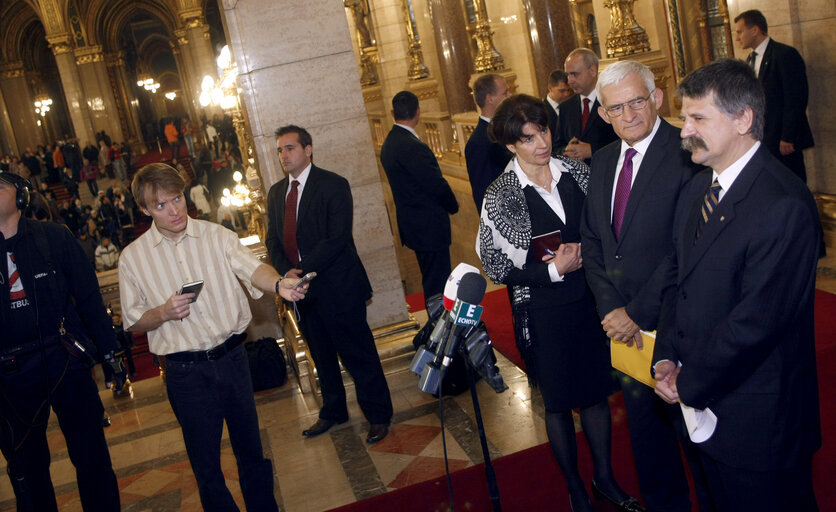 Foto 2: President of the European Parliament Jerzy Buzek (2nd-R) gives a press conference with the Speaker of the Hungarian Assembly Laszlo Kover (R) in the building of the parliament