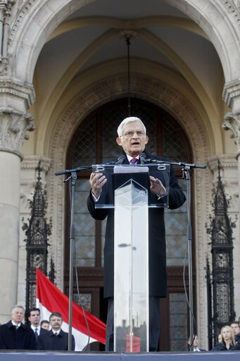 Foto 18: President of the European Parliament Jerzy Buzek delivers his speech in front the building of the Parliament in Budapest