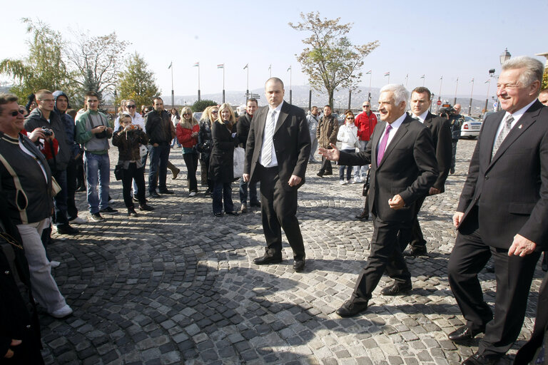 Foto 3: President of the European Parliament Jerzy Buzek (2nd-R) mets tourists from Poland while Hungarian President Pal Schmitt (R) smiles in front of the 'Sandor' Presidental Palace in the Buda castle in Budapest