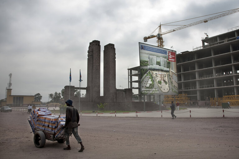 Φωτογραφία 21: Kinshasa is undertaking massive rehabiliation work, like here at the Central Station Place, at the of the Boulevard du 30 juin, the main boulevard of the Congolese capital.