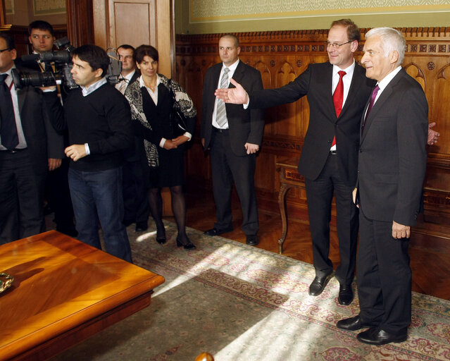 Foto 12: President of the European Parliament Jerzy Buzek (R) confers with Hungarian Deputy Prime Minister Tibor Navracsics (2nd-R) in the building of the Parliament in Budapest