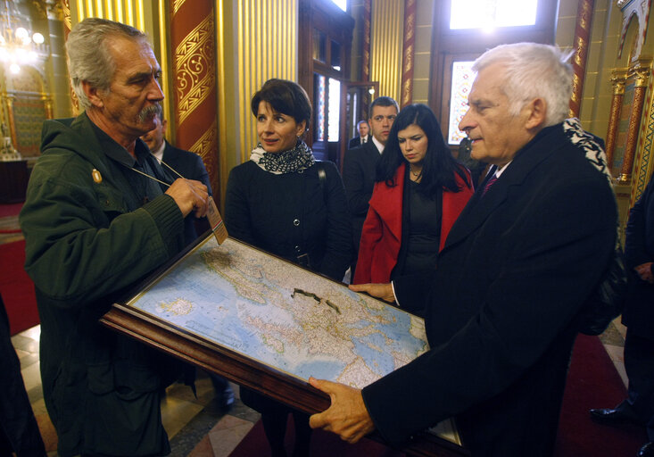 Foto 21: President of the European Parliament Jerzy Buzek receives a gift from a Hungarian artist in the building of the Parliament in Budapest