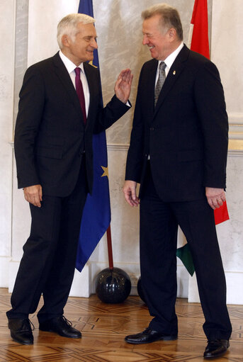 Foto 16: President of the European Parliament Jerzy Buzek (R) speaks to Hungarian President Pal Schmitt in the 'Sandor' Presidental Palace in the Buda castle