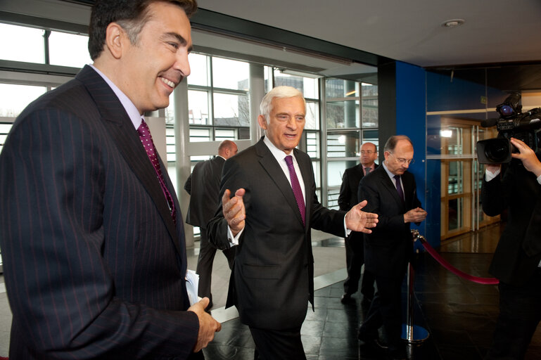 Fotogrāfija 44: Welcomes Mikheil SAAKASHVILI, President of Georgia - Protocol entrance by EP President, Jerzy BUZEK