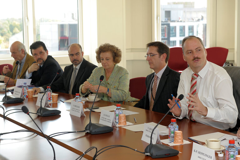 Fotografie 8: Secretary-General of the European Parliament Klaus Welle (white shirt) confers on October 25, 2010 in Luxemburg with General Directors of the Directorate-General for Personnel (DG PERS).