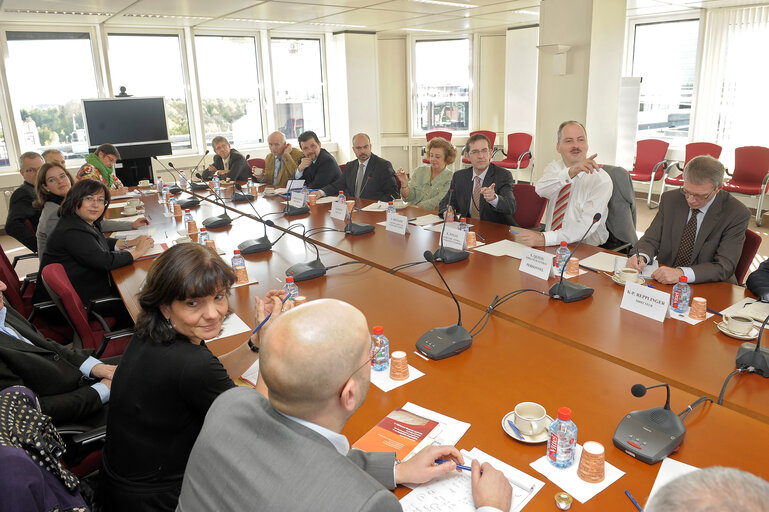 Fotografie 9: Secretary-General of the European Parliament Klaus Welle (white shirt) confers on October 25, 2010 in Luxemburg with General Directors of the Directorate-General for Personnel (DG PERS).