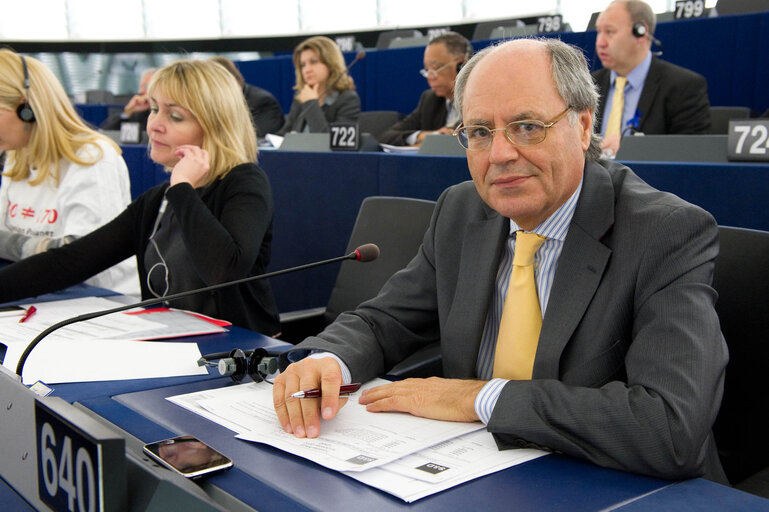 Fotografi 1: MEP Edward SCICLUNA posing for portraits