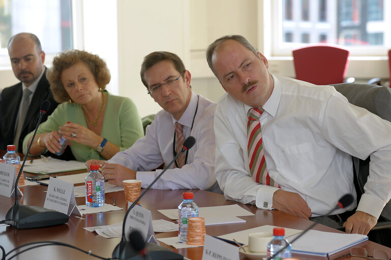 Fotografie 6: Secretary-General of the European Parliament Klaus Welle (R) confers on October 25, 2010 in Luxemburg with General Directors of the Directorate-General for Personnel (DG PERS).