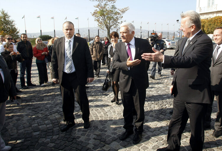 Foto 7: President of the European Parliament Jerzy Buzek (C) mets tourists from Poland while Hungarian President Pal Schmitt (R) smiles in front of the 'Sandor' Presidental Palace in the Buda castle