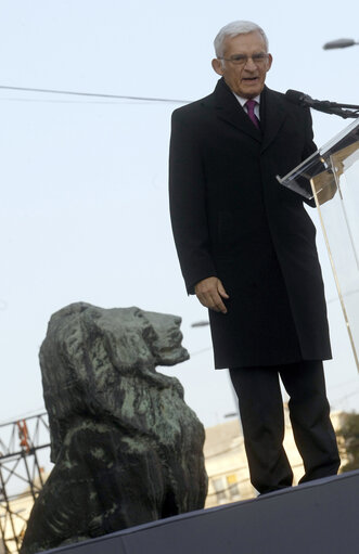 Foto 19: President of the European Parliament Jerzy Buzek delivers his speech in front the building of the Parliament in Budapest