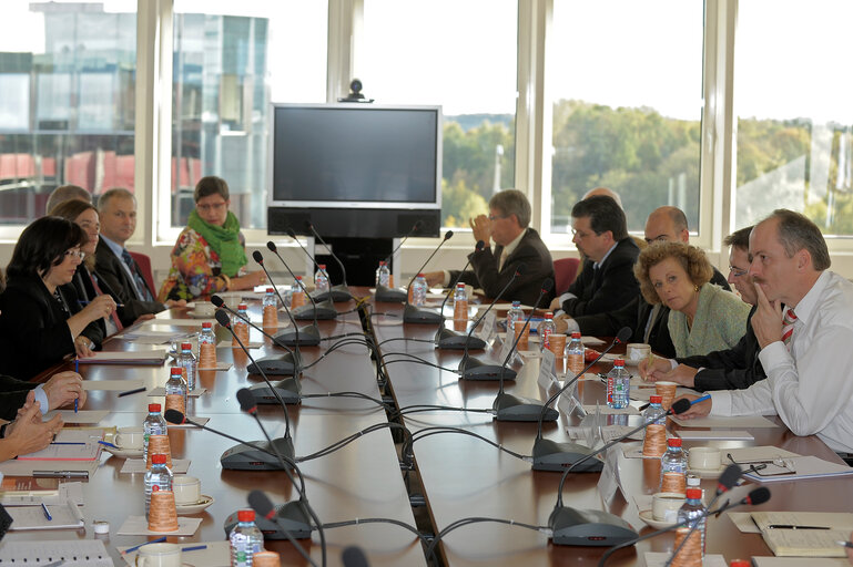 Fotografie 11: Secretary-General of the European Parliament Klaus Welle (white shirt) confers on October 25, 2010 in Luxemburg with General Directors of the Directorate-General for Personnel (DG PERS).