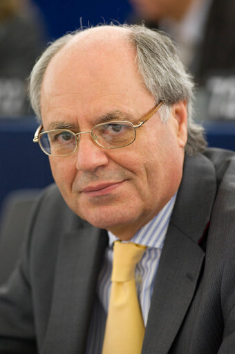 Fotó 3: MEP Edward SCICLUNA posing for portraits