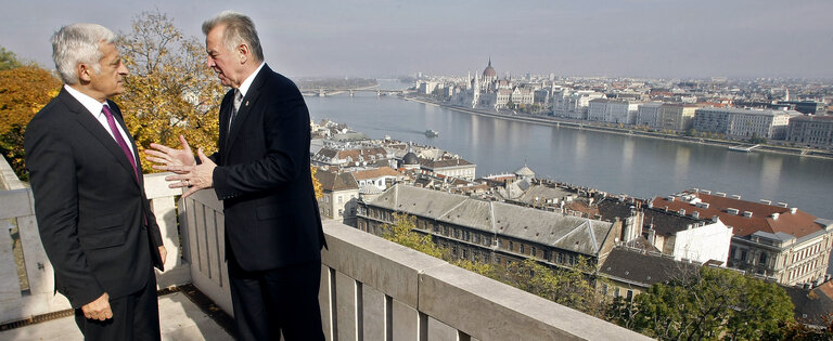 Foto 13: President of the European Parliament Jerzy Buzek (R) confers with Hungarian President Pal Schmitt in the 'Sandor' Presidental Palace in the Buda castle in Budapest