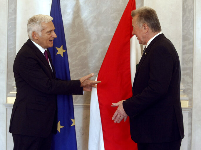 Foto 15: President of the European Parliament Jerzy Buzek (R) speaks to Hungarian President Pal Schmitt in the 'Sandor' Presidental Palace in the Buda castle in Budapest