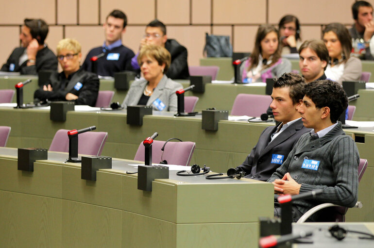 Foto 12: Laureates of a contest organised by the European Parliament Office in Italy