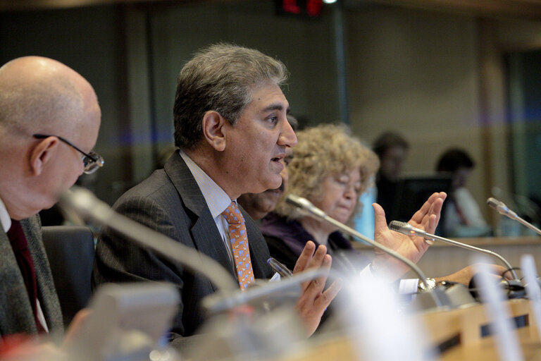 Billede 1: Exchange of views with Pakistan Foreign Minister QURESHI