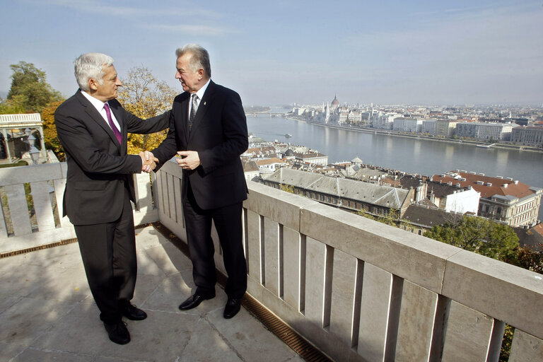 Foto 11: President of the European Parliament Jerzy Buzek (L) shakes hands with Hungarian President Pal Schmitt in the 'Sandor' Presidental Palace in the Buda castle