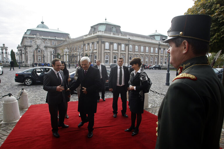 Foto 6: President of the European Parliament Jerzy Buzek (C) is welcomed in front of the 'Sandor' Presidental Palace in the Buda castle in Budapest