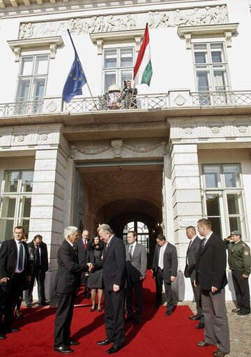 Foto 1: President of the European Parliament Jerzy Buzek  (L) says goodbay to Hungarian President Pal Schmitt (C) at the gate of the 'Sandor' Presidental Palace in the Buda castle in Budapest