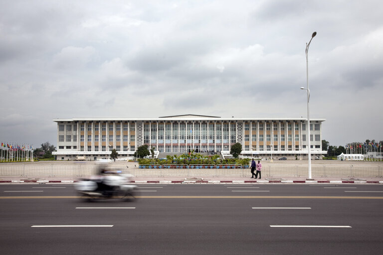 Φωτογραφία 36: The Palais de la Nation, in front of the newly rehabilitated boulevard Triophal, is receiving the 20th ACP-EU Joint Parliamentary Assembly in Kinshasa on December 2, 2010.