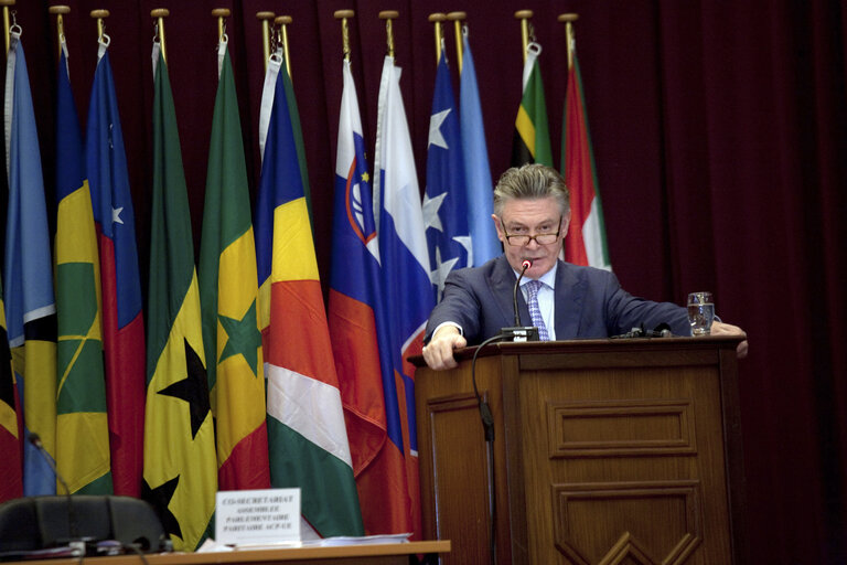 Φωτογραφία 18: Karel De Gutch, Member of the Comission with special responsibility for International Trade is talking the 20th ACP-EU Joint Parliamentary Assembly in Kinshasa on December 4, 2010 . AFP PHOTO / GWENN DUBOURTHOUMIEU