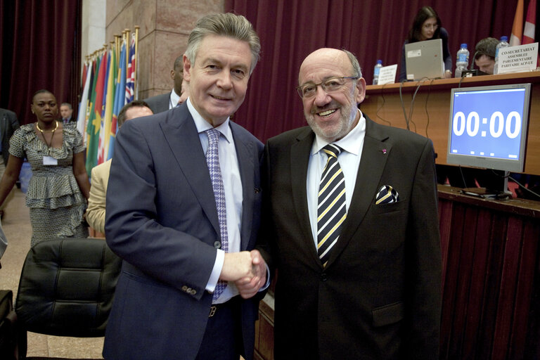 Φωτογραφία 13: Karel De Gutch (L), Member of the Comission with special responsibility for International Trade is shaking hands with Louis Michel (R), Co-President of the ACP-EU Joint Parliamentary Assembly at the 20th ACP-EU Joint Parliamentary Assembly in Kinshasa on December 4, 2010 . AFP PHOTO / GWENN DUBOURTHOUMIEU