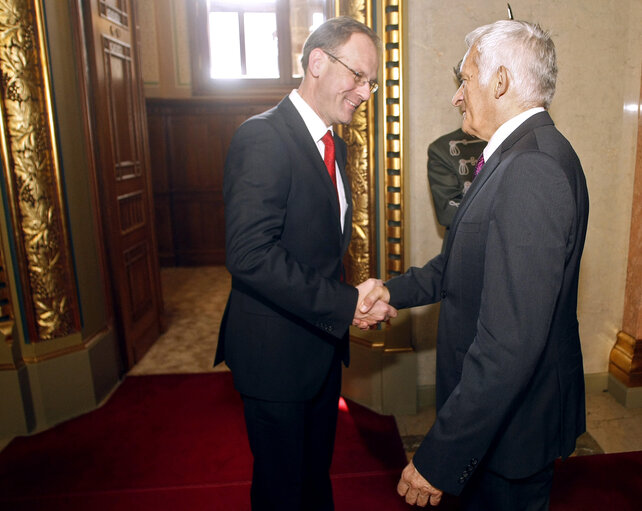 Foto 14: President of the European Parliament Jerzy Buzek (R) shakes hands with Hungarian Deputy Prime Minister Tibor Navracsics in the building of the Parliament in Budapest