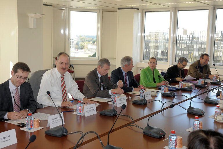 Fotografie 13: Secretary-General of the European Parliament Klaus Welle (white shirt) confers on October 25, 2010 in Luxemburg with General Directors of the Directorate-General for Personnel (DG PERS).