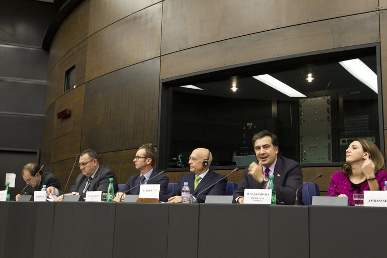 Valokuva 14: AFET Committee - Exchange of views with Mikheil Saakashvili, President of Georgia, during a meeting at the European Parliament in Strasbourg