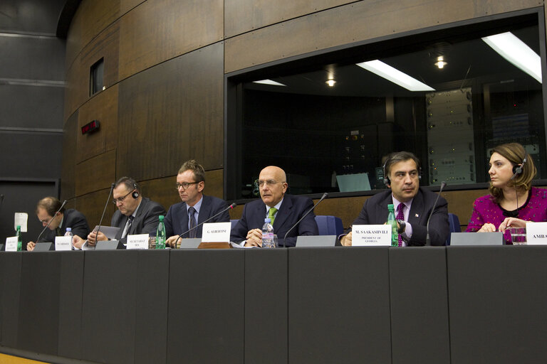 Valokuva 15: AFET Committee - Exchange of views with Mikheil Saakashvili, President of Georgia, during a meeting at the European Parliament in Strasbourg