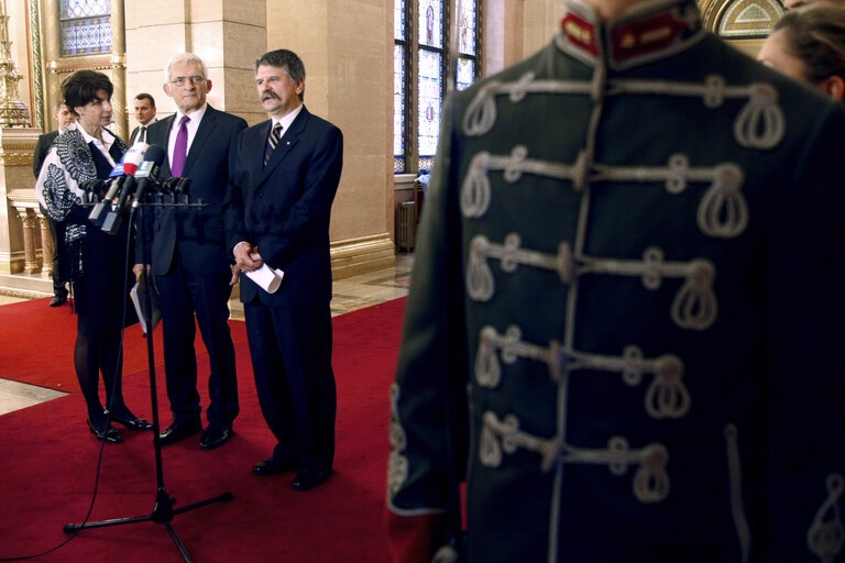 Foto 5: President of the European Parliament Jerzy Buzek (C) gives a press conference with the Speaker of the Hungarian Assembly Laszlo Kover (R) in the building of the parliament in Budapest